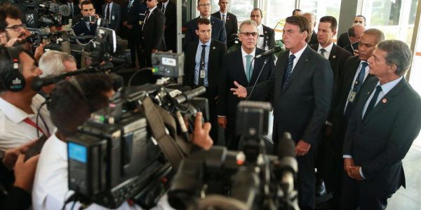 O presidente Jair Bolsonaro deu entrevista no Ministério de Minas e Energia, após reunião com o ministro Bento Albuquerque — Foto: José Cruz/Agência Brasil