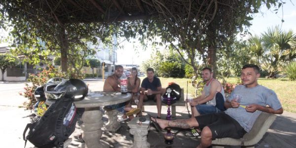 Famílias procuram as sobras das árvores pra fugir do calor de dentro de casa 
reunidos em uma sobr na av. Getúlio Vargas em frente a árvore Copaiba os amigos, Jonathan Silva, Ingrid Daiane Santos, Rodrigo Martins, Augusto Lima, Giovani Coti