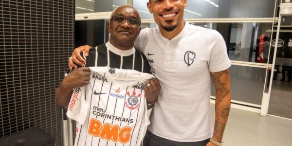 Juarez recebendo camisa do Junior Urso, jogador do Corinthians / Foto: Rodrigo Coca/Agência Corinthians