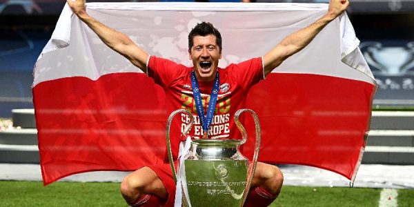 lewandowski-com-a-taca-de-campeao-da-champions-league-1606513281862_v2_900x506