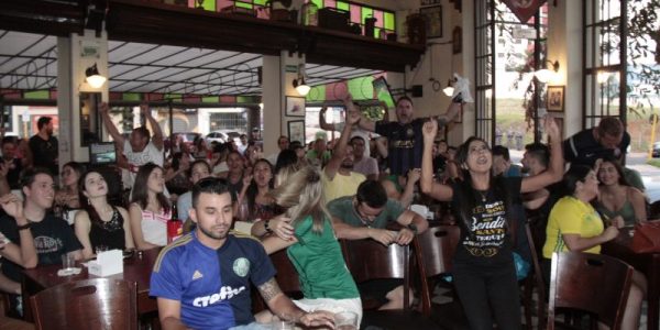 Comemoração na av. Getúlio Vargas de torcedores do Corinthias
Bendito Santo