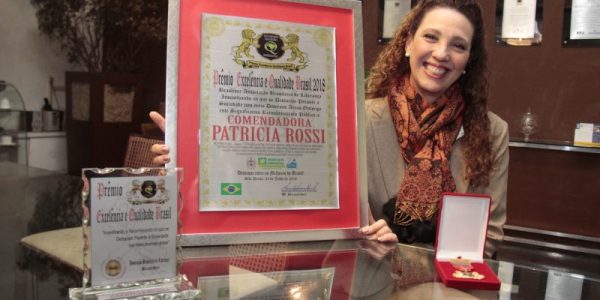 Patrícia Rossi com o titulo de Comendadora