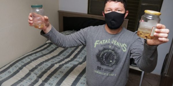 O vigia Geter Luiz, de 43 anos, informa que um escorpião caiu na cama onde o seu filho de 4 anos dormia