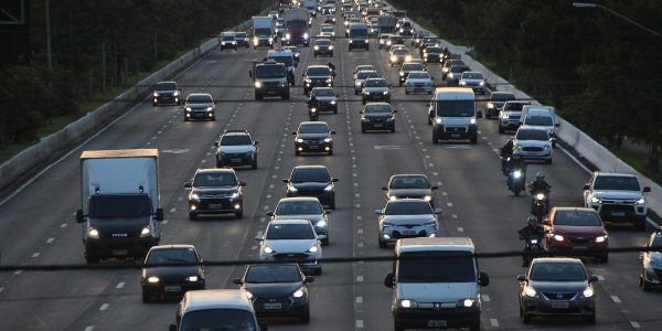 Trânsito na Marginal Pinheiros, em São Paulo
Foto: Ronaldo Silva/Futura Press/Estadão Conteúdo (10.abr.2021)