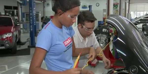 Cursos são para pessoas que estão procurando qualificação profissional ou recolocação no mercado de trabalho (Foto: Reprodução/TV TEM)