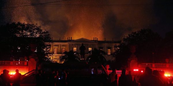 RIO DE JANEIRO RJ 02 09 2018 Um incêndio de proporções ainda incalculáveis atingiu, no começo da noite deste domingo (2), o Museu Nacional do Rio de Janeiro, na Quinta da Boa Vista, em São Cristóvão, na zona norte da capital fluminense FOTO Tania Rego /Agencia Brasil