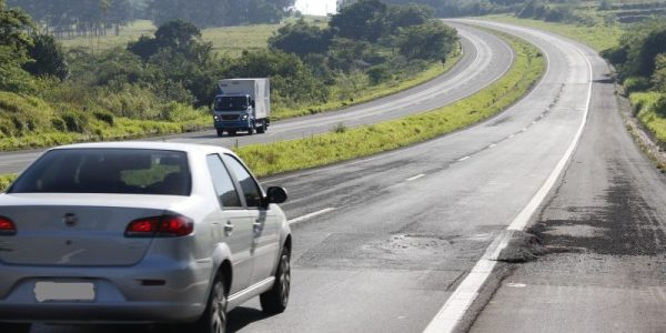 Buracos e depressões na pista Bauru Marilia
Km 362 + 800 mts sentido Bauru