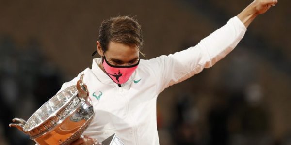 Rafael Nadal com seu 13º troféu de Roland Garros, o 20º de Grand Slams / Foto: Christian Hartmann/Reuters