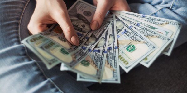 Cédulas de dólar — Foto: Alexander Mils/Pexels