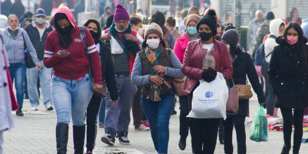 Pessoas agasalhadas enfrentam manhã de frio intenso na Grande São Paulo no dia 13 de junho de 2022. — Foto: SAULO DIAS/PHOTOPRESS/ESTADÃO CONTEÚDO