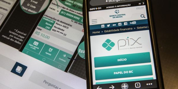 Pix é o pagamento instantâneo brasileiro. O meio de pagamento criado pelo Banco Central (BC) em que os recursos são transferidos entre contas em poucos segundos, a qualquer hora ou dia. É prático, rápido e seguro.