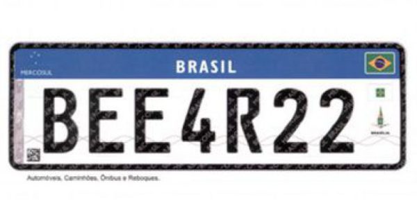 Nova placa traz itens de segurança, como o QR Code, que possibilita a rastreabilidade, dificultando a sua clonagem e falsificação / Foto: Agência Brasil