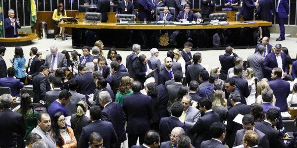 Deputados e senadores reunidos no plenário do Congresso durante a sessão conjunta desta terça-feira (11) — Foto: Luis Macedo/Câmara dos Deputados