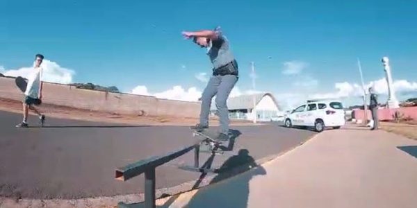 Policial militar de Manduri (SP) demonstrou habilidade no skate durante abordagem comunitária — Foto: Polícia Militar/Divulgação