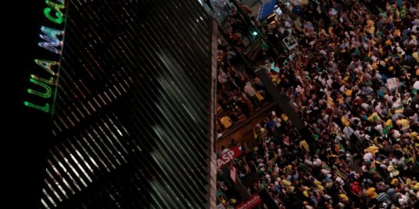 Demonstrators protest against former Brazilian president Luiz Inacio Lula da Silva at Paulista Avenue in Sao Paulo, Brazil April 3, 2018. The sign reads: "Lula in jail." REUTERS/Leonardo Benassatto