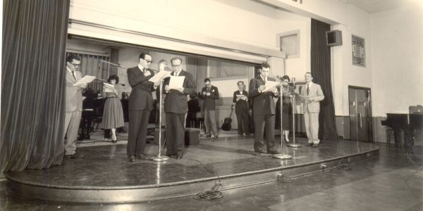 r01077vigesimo_anivers_da_r._nacional_paulo_gracindo_no_ensaio_com_os_atores_em_08_de_1956_noid34651