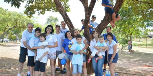 Em comemoração ao dia mundial do autismo grupo Anjos Azuis realiza sessão de fotos no Parque Vitória Régia