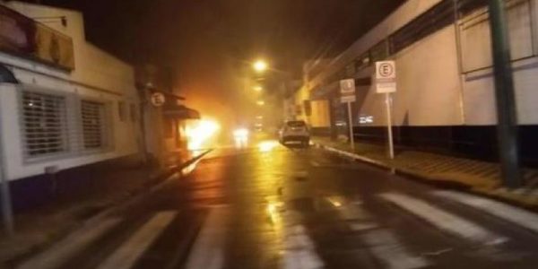 Bandidos explodem bancos e atingem dois policiais no Centro de Botucatu / Foto: Reporter na Rua/Reprodução