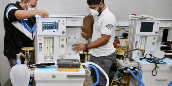 No Hospital das Clínicas da USP, os equipamentos foram desembalados, testados e calibrados para serem entregues aos hospitais prontos para uso / Foto: Fotos Públicas