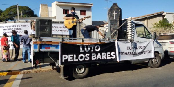 Carro de som com caixão e músicos chama atenção, em frente ao Palácio das Cerejeiras / Foto: Malavolta Jr