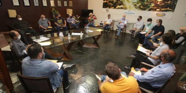 reuni_o_com_representantes_dos_candidatos__no_caf__com_pol_tica-3344344[1]