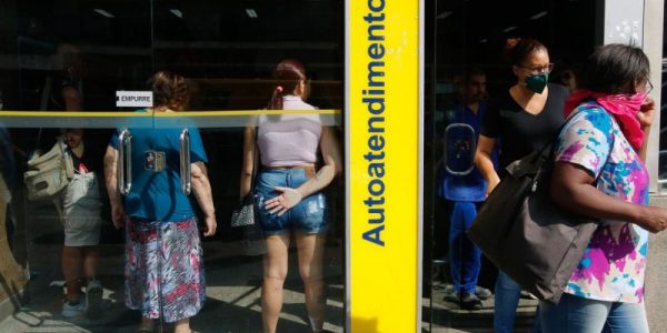 Filas se formam em frente a bancos, no Rio / Foto: Tânia Rego/Agência Brasil