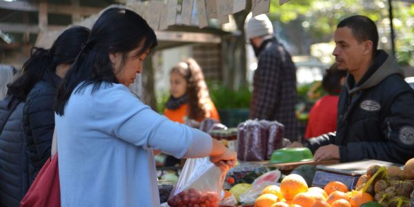 Feira de orgânicos do Ibirapuera funciona aos sábados de manhã na rua Curitiba, zona sul de São Paulo.