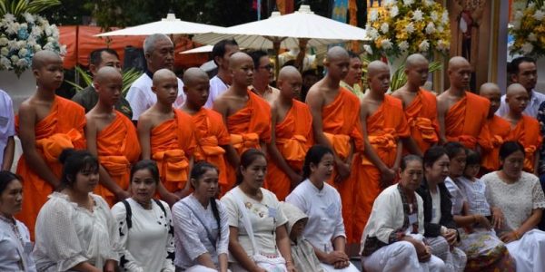 Meninos tailandeses resgatados de caverna e seu técnico durante cerimônia budista em templo de Chiang Rai 25/07/2018 REUTERS/Stringer