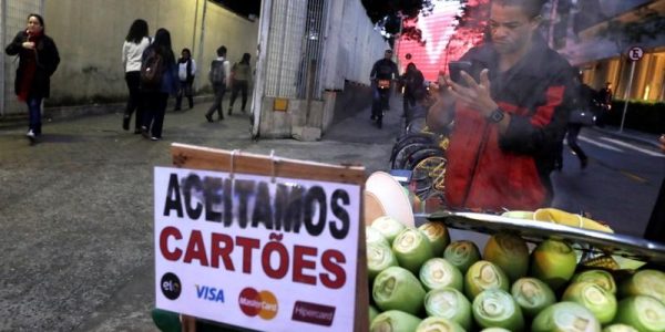 Vendedor de milho aceita cartões em rua de São Paulo. 16/08/2018. REUTERS/Paulo Whitaker.