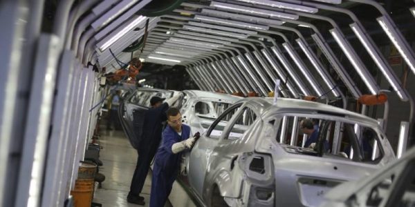 Funcionários trabalham em fábrica de automóveis em São Bernardo do Campo, São Paulo
 13/08/2013 
REUTERS/Nacho Doce