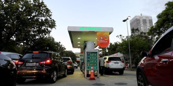 Carros esperam na fila de um posto da Petrobras para abastecerem no Rio de Janeiro 29/05/ 2018. REUTERS/Sergio Moraes