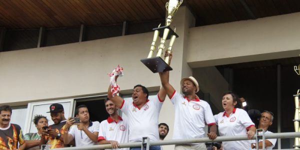 Apuração Carnaval Bauru 2018. 14/02/2018
Bloco Pé de Varsa: Fernando Carnevali, Gilson de Castro, Carlos Henrique "Pelé" e Andreia Rios recebem troféu.