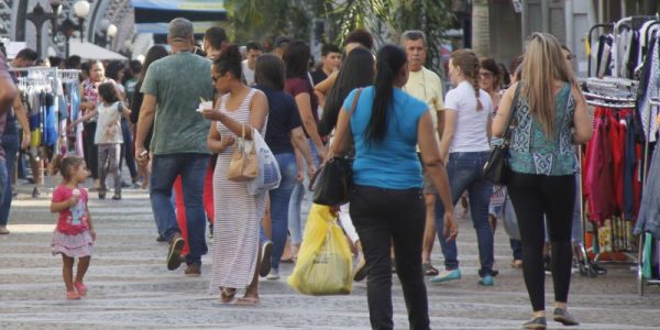 Feriado - movimento no calçadão da Batista. 09/07/2018