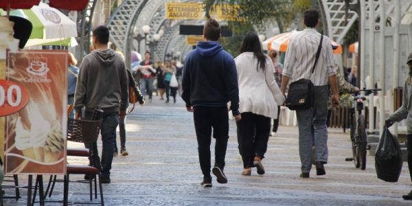 Pessoas agasalhadas na rua. 03/09/2018