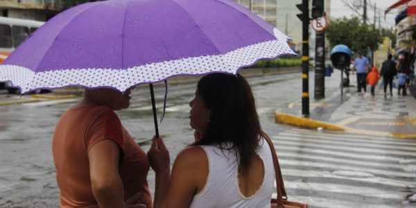 Dia nublado/chuvoso em Bauru. 25/10/2018
Elisa Carvalho, 57 anos, autônoma, e Margarete Ramos, 38, auxiliar de cozinha