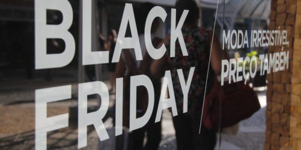 Faixas da Black Friday já podem ser vistas no comércio de Bauru. 21/11/2018
Quadra 5 da Batista de Carvalho