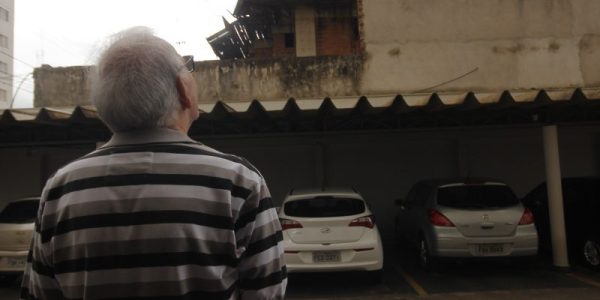 Objetos caem de prédio abandonado e acertam prédio vizinho. 04/02/2019
João Rossetti