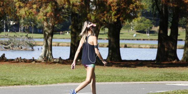 Calor no Parque Barigui , muita gente aproveitou a previsão de sol que esta prevista pro dia de hoje para passear e descansar no parque . A previsão é de que uma frente fria chegue a cidade no final de semana .