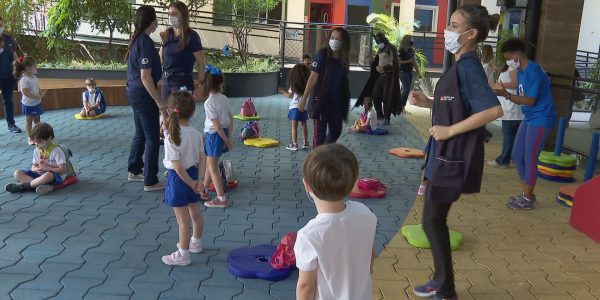 Seguindo os protocolos, crianças brincam em escola com profissionais de educação
Foto: Reprodução/CNN