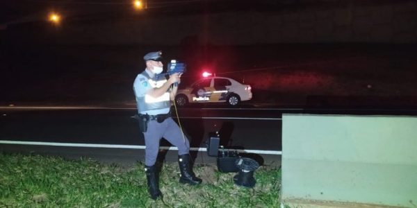 Fiscalização noturna com uso de radar móvel com flash infravermelho ocorre em locais estratégicos e considerados problemáticos nas rodovias / Foto: Fotos: Polícia Rodoviária/Divulgação