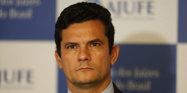 MORO1 BSB DF  07/04/2015  NACIONAL   SERGIO MORO/AJUFE  O Juiz Federal, Sergio Moro, responsavel pela Operacao Lava Jato com o presidente da Associacao dos Juizes Federais do Brasil (Ajufe)  Antonio Cesar Bochenek  durante anuncio de sugestoes para tornar mais efetivas as punicoes aplicadas a reus condenados, na sede da Ajufe.  FOTO:DIDA SAMPAIO/ESTADAO