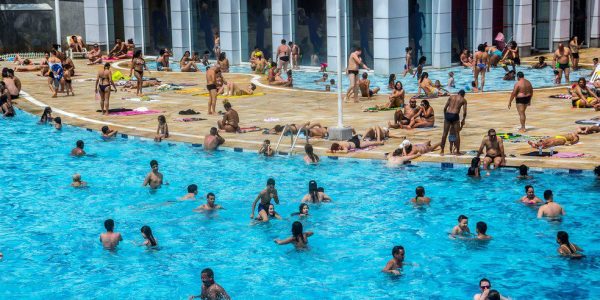 Piscina do Sesc Belenzinho, na Zona Leste de São Paulo, lotada no verão de 2019 — Foto: Cris Faga/Fox Press Photo/Estadão Conteúdo