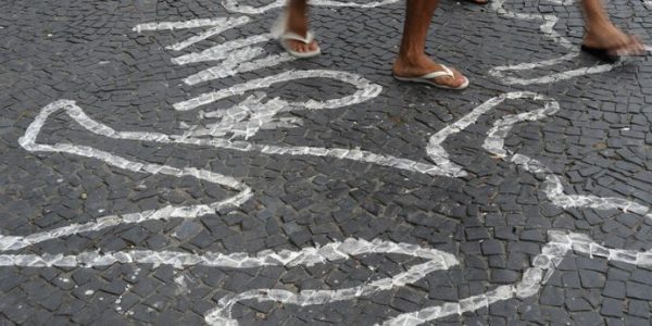 Rio de Janeiro - Campanha contra homicídios de jovens negros pinta centenas de silhuetas de corpos no chão do Largo da Carioca (Fernando Frazão/Arquivo Agência Brasil)