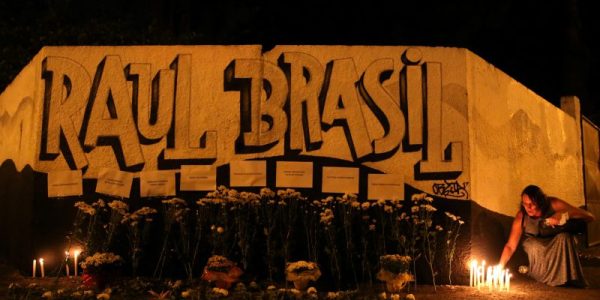 A woman lights candles while paying tribute to victims of the shooting in the Raul Brasil school in Suzano, Sao Paulo state, Brazil March 13, 2019. REUTERS/Amanda Perobelli