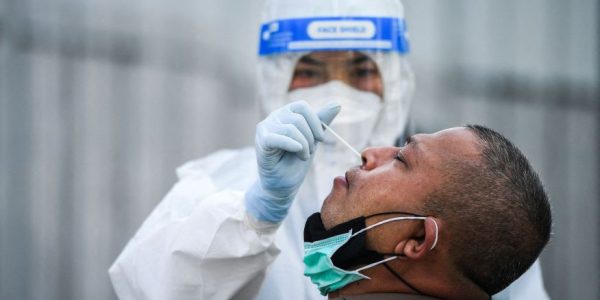 Centro de realização de teste de antígeno para Covid em Bangcoc
Reuters/Chalinee Thirasupa