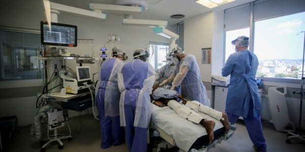 Paciente com Covid-19 é tratado em UTI de hospital em Porto Alegre.
Reuters/Diego Vara (14/01/2022)