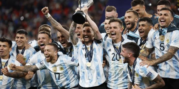 Jogadores da Argentina comemoram com troféu após a vitória contra a Itália
01/06/2022REUTERS/Peter Cziborra