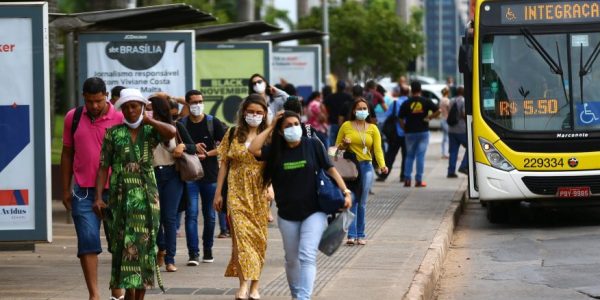 Pessoas circulam com máscara de proteção
Marcelo Camargo/Agência Brasil