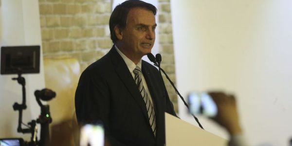 O presidente Jair Bolsonaro participa da solenidade de posse do deputado Alceu Moreira no cargo de presidente da Frente Parlamentar da Agropecuária, no Clube Naval de Brasília.