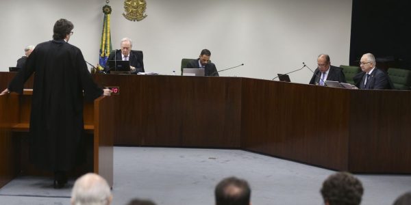 Sessão plenária da Segunda Turma do STF para julgamento de recurso que questiona a liberdade concedida a José Dirceu, e inquérito contra o senador Aécio Neves, entre outros processos.